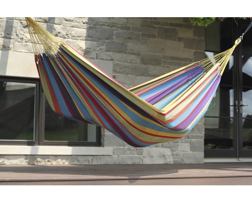 Hamac rayé sur une terrasse