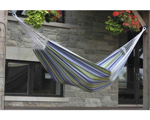 Hamac rayé entre deux poutres en bois