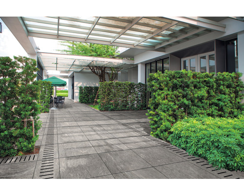 Espace extérieur avec carrelage gris et plantes