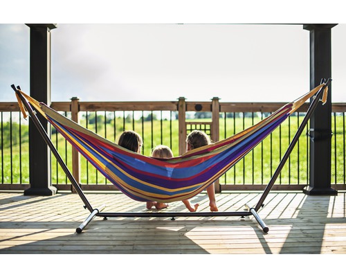 Des enfants se détendent dans un hamac coloré avec support sur une terrasse en bois