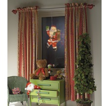 Dekoratives Kinderzimmer mit Vorhängen, Kommode, Spielzeug und Weihnachtsdekoration