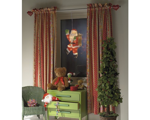 Dekoratives Kinderzimmer mit Vorhängen, Kommode, Spielzeug und Weihnachtsdekoration