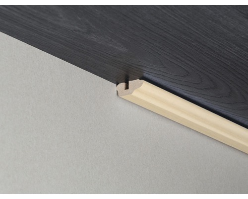 Holzsockelleiste zwischen Wand und Boden