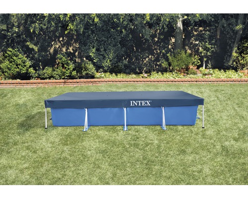 Piscine Intex rectangulaire avec couverture dans le jardin.
