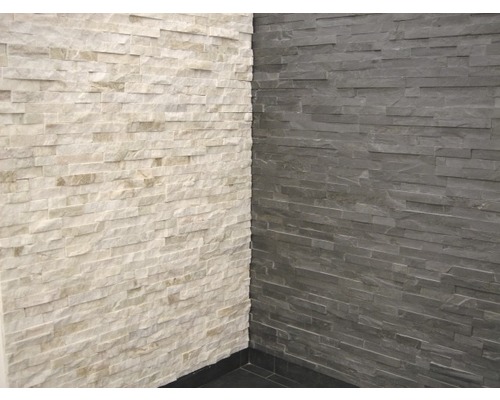 Aménagement mural avec plaquettes de parement en pierre naturelle blanches et grises