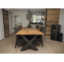 Esszimmer mit Holztisch, Stühlen und Holzofen