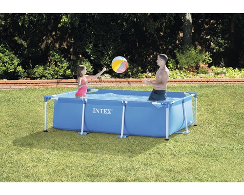 Intex Pool mit spielenden Personen im Garten