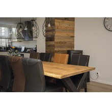 Esszimmer mit Esstisch aus Holz, Stühlen und Pendelleuchten