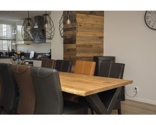 Esszimmer mit Esstisch aus Holz, Stühlen und Pendelleuchten