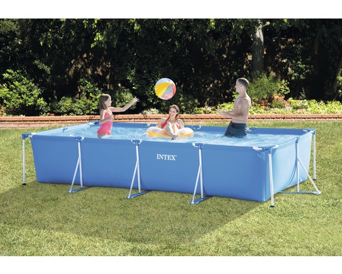 Familie mit rechteckigem Intex-Pool im Garten