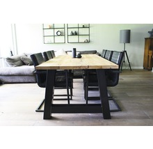 Esstisch mit Holzplatte und schwarzen Metallbeinen in einem Esszimmer