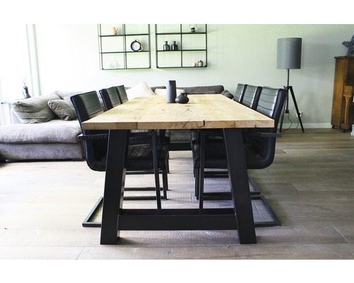 Esstisch mit Holzplatte und schwarzen Metallbeinen in einem Esszimmer