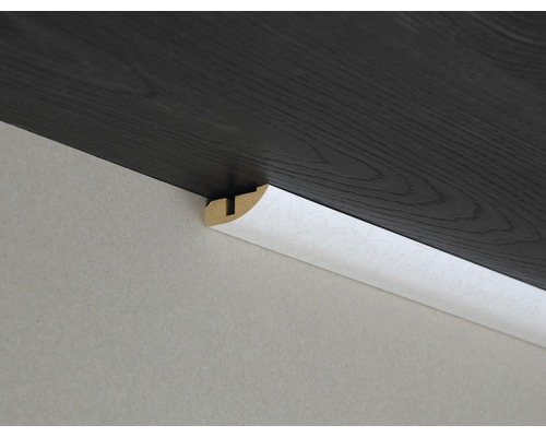 Plinthe blanche en quart de rond avec motif entre le mur et le plafond