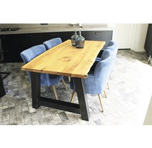 Esstisch mit Holzplatte und Metallbeinen mit Stühlen in einem Esszimmer