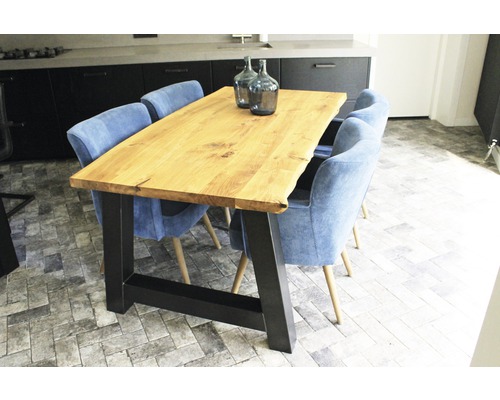 Esstisch mit Holzplatte und Metallbeinen mit Stühlen in einem Esszimmer