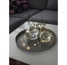 Décoration avec guirlande lumineuse étoile, deux vases en verre et plantes sur un plateau de service