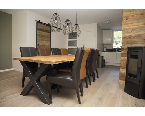 Table de salle à manger avec chaises dans une pièce lumineuse et meublée de façon moderne