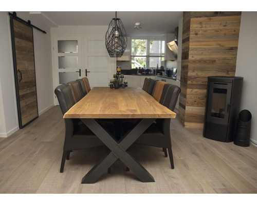 Salle à manger avec table en bois, chaises, porte coulissante et poêle à bois