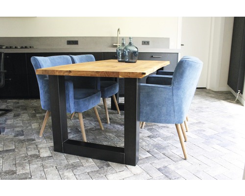 Table de salle à manger avec plateau en bois et quatre fauteuils dans la salle à manger