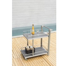 Chariot de service avec deux tablettes, bouteille, verres et panier sur terrasse en bois