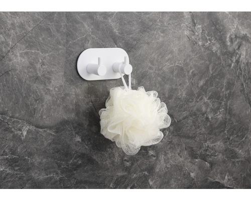 Doppelter Wandhaken mit Badeschwamm