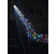 Guirlande lumineuse décorative avec des lumières multicolores sur une rampe d''escalier