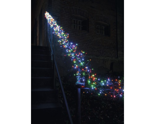 Guirlande lumineuse décorative avec des lumières multicolores sur une rampe d''escalier