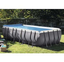 Rechteckiger Pool mit Abdeckung im Garten