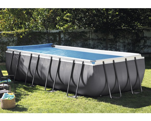 Rechteckiger Pool mit Abdeckung im Garten