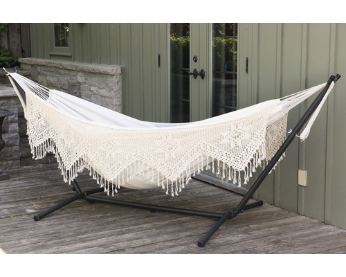 Hamac avec dentelle de coton et cadre en acier sur une terrasse en bois