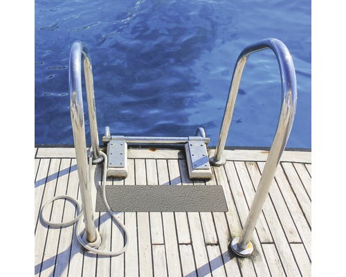 Leiter zum Wasser auf Holzdeck