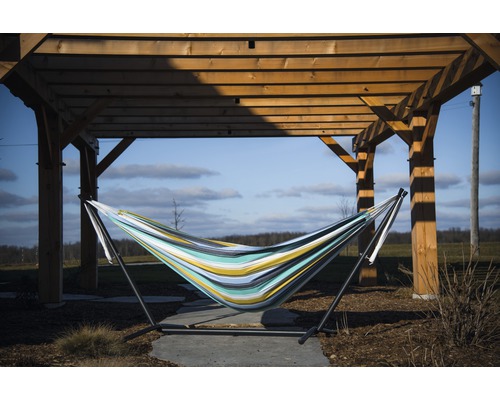 Hamac rayé sur support sous un pavillon en bois