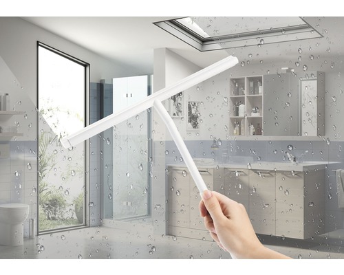 Une personne nettoie une cabine de douche avec une raclette dans une salle de bain