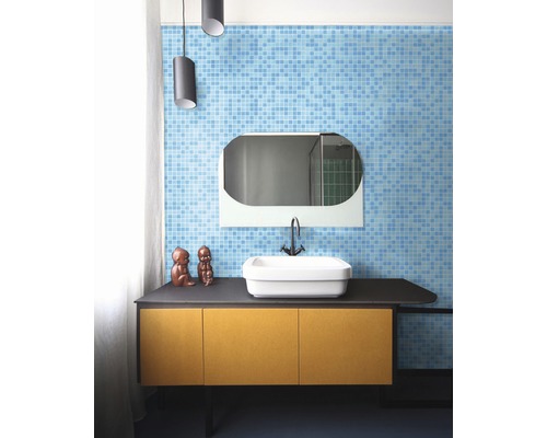 Badezimmer mit blauem Mosaik, Waschtisch mit Unterschrank, Spiegel und Beleuchtung