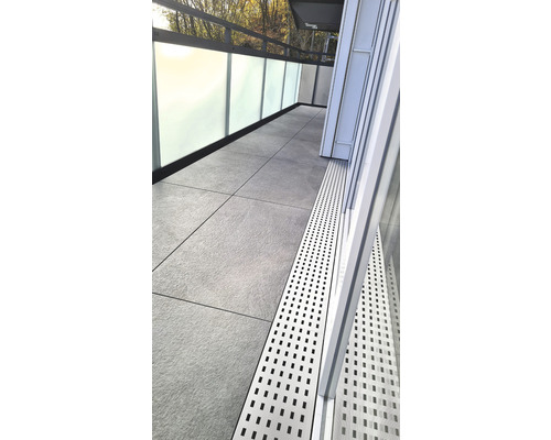 Balkon mit Plattenboden und Entwässerungsrinne