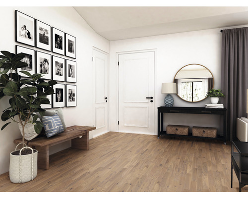 Couloir avec parquet, banc, décoration et images murales