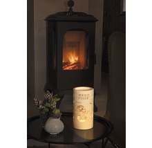 Ambiance décorative avec poêle à bois et lumières LED sur la table