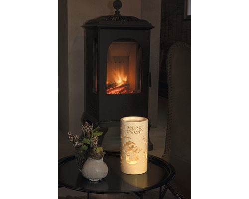 Ambiance décorative avec poêle à bois et lumières LED sur la table