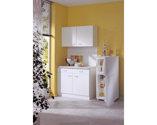 Cuisine claire avec éléments bas et hauts et petit réfrigérateur