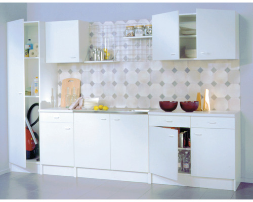 Cuisine claire avec éléments hauts et bas ainsi qu''une armoire murale haute.