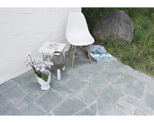 Extérieur avec pavage en pierre naturelle, chaise, table et décoration