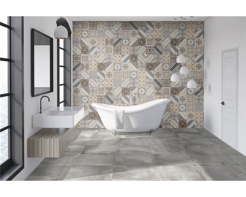 Salle de bains avec baignoire îlot, lavabo et mur carrelé