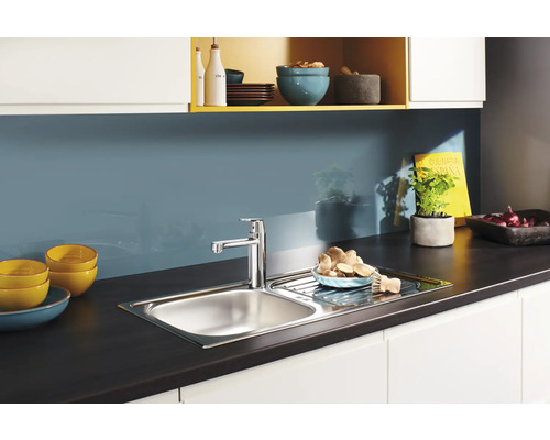 Évier de cuisine avec robinetterie dans une cuisine moderne