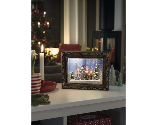 Fenêtre de Noël décorative avec paysage d''hiver illuminé sur la table