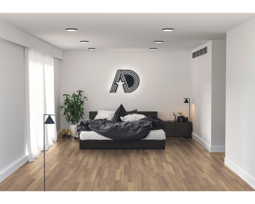 Chambre claire avec lit, table de chevet et plante d''intérieur