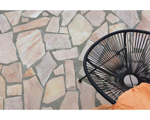 Terrasse avec dalles polygonales et fauteuil en rotin noir