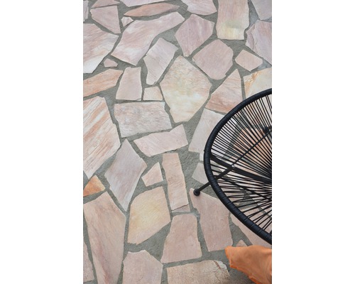 Pose de plaques polygonales sur une terrasse avec une chaise