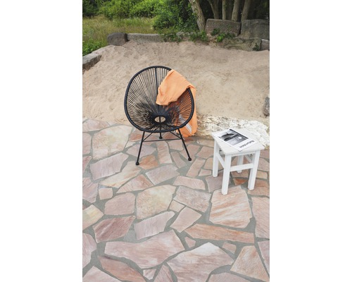 Scène avec des sièges d''extérieur, comprenant un fauteuil et une table d''appoint sur une terrasse