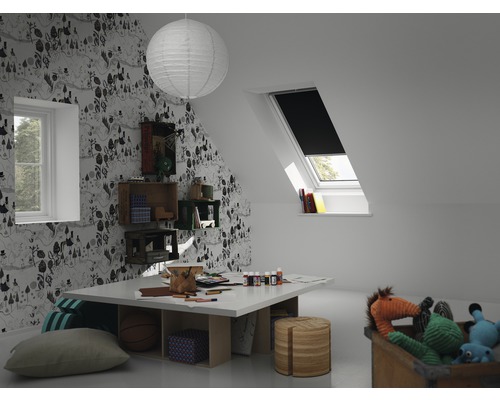 Chambre d''enfant lumineuse avec fenêtre de toit, store occultant, table, chaises et jouets