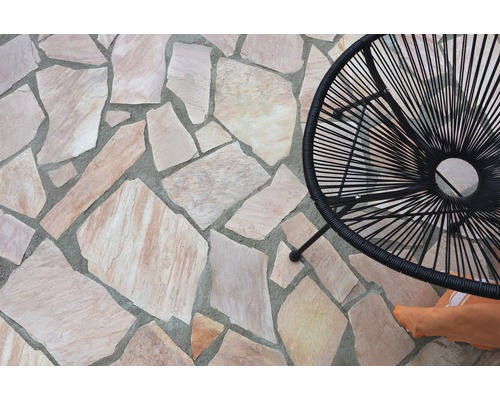 Revêtement de sol avec des pierres de forme irrégulière et siège